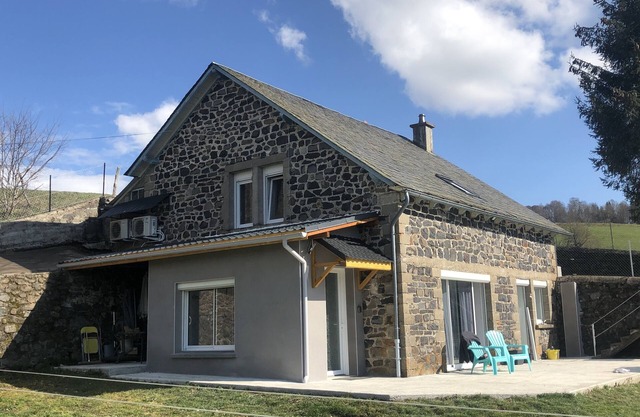 Comfortable 2-4 person gîte in Auvergne