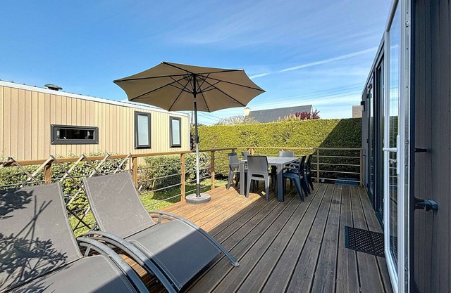 Comfortable 2-Bedroom Mobile Home with Terrace, Near Beach, Pool & Parking in Jullouville