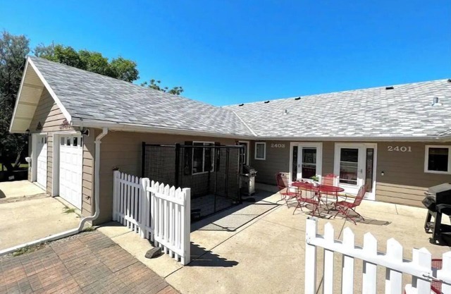 Comfortable 3 bed/3 bath/garage overlooking Pierre