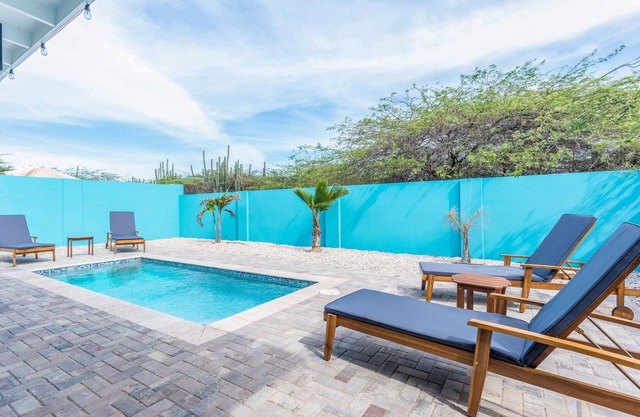 Comfortable 3 bedroom 3 bath home w/private pool