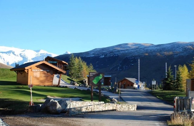 Comfortable accommodation at the foot of the slopes, south-facing, shops, quiet location