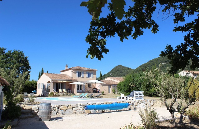 Comfortable air-conditioned villa with swimming pool at the foot of the village of Séguret