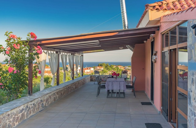 COMFORTABLE AND SUNNY VILLA WITH A WONDERFUL VIEW.