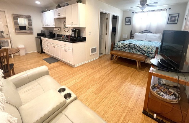 Comfortable and Well Stocked-Central Location-2 blocks to Major Park