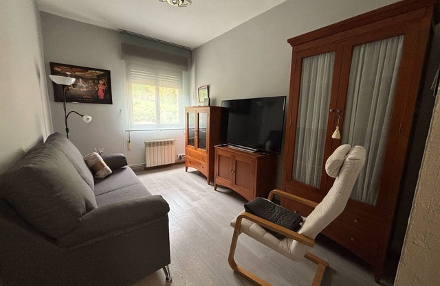 Comfortable apartment close to hiking trails and 20 min from beaches.