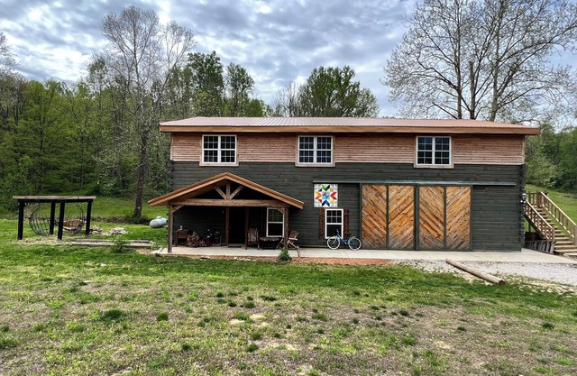 Comfortable cabin. French Lick. Close to everything. Pet friendly. WiFi. Acerage