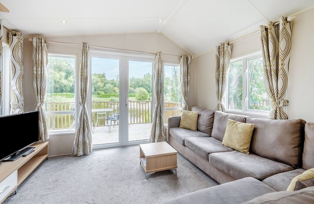 Comfortable caravan with one double with en suite shower room, and one twin.