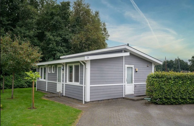 Comfortable chalet on the water, in a park