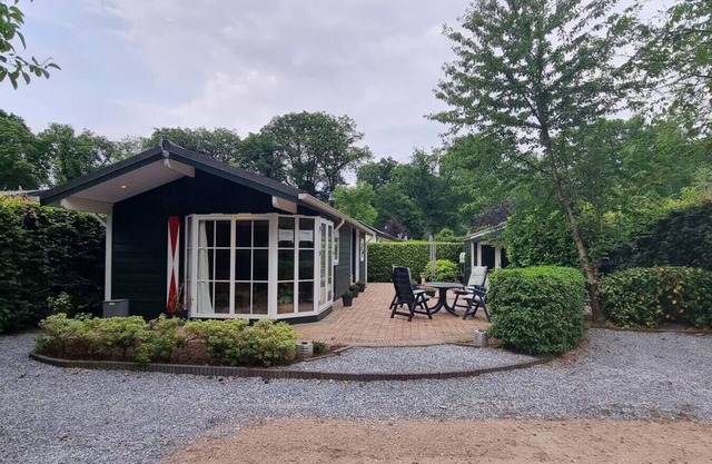 Comfortable chalet with a large garden on the Veluwe.