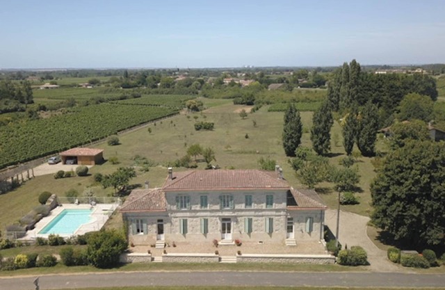 Comfortable cottage (2 *), quiet and bright, vineyards and estuary, with swimming pool