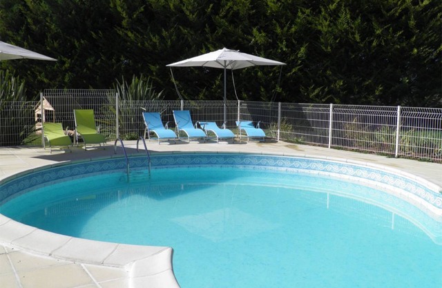 Comfortable cottage for 6 people with swimming pool in lush greenery