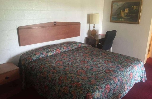 Comfortable Countryside Stay in Knights Inn Fairview! Free Parking, Pets Allowed