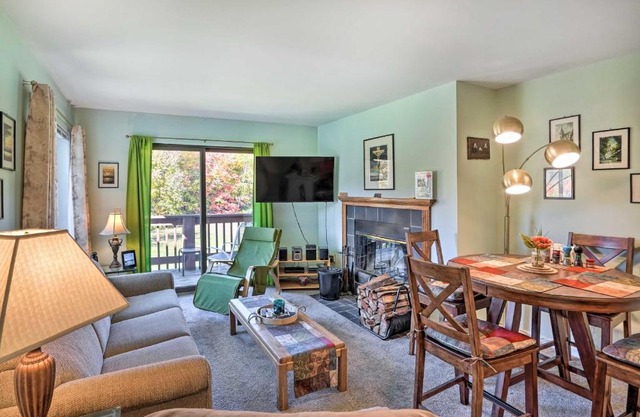 Comfortable Dover Apartment Walk to Mt Snow!