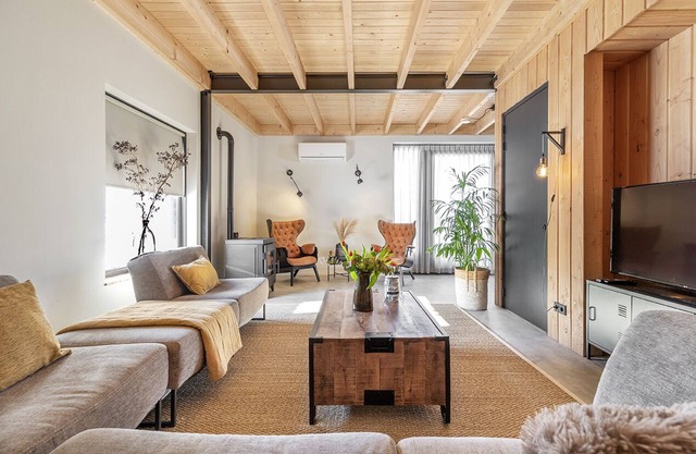 Comfortable farmhouse lodge for 8 people with a living kitchen and a pellet fireplace