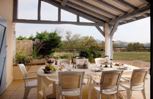 Comfortable house with swimming pool, ideally located between Béarn and the Basque Country