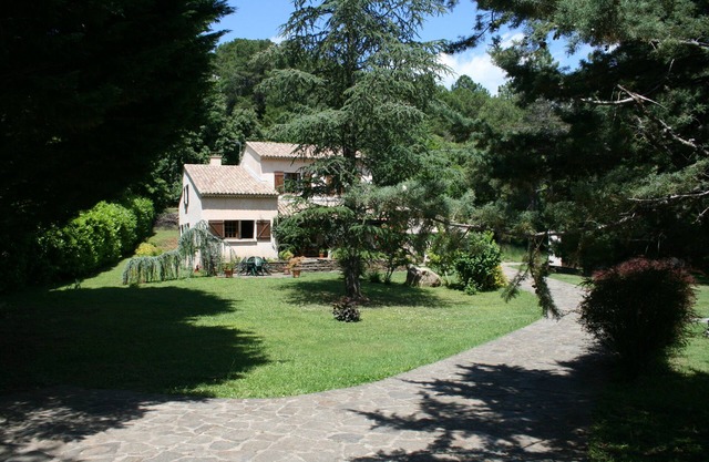 Comfortable gite in private nature setting/private pool /large garden