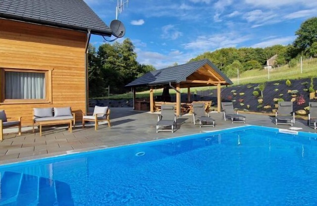 Comfortable holiday home with swimming pool for 12 people, Iwierzyce