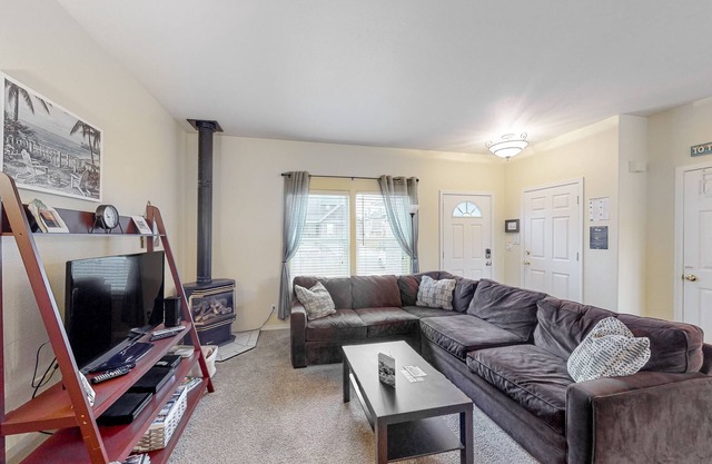 Comfortable home close to beach with deck & game room - close to town