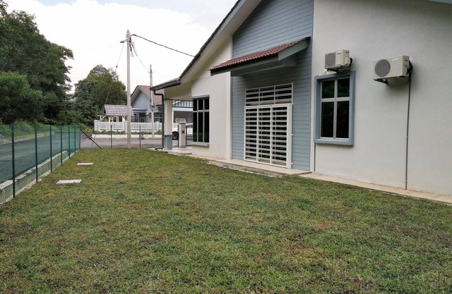 Comfortable house with good access, parking space & 5 minutes drive to Town only