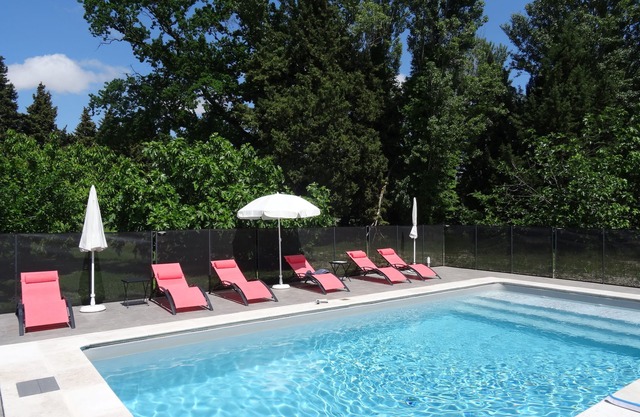 Comfortable independent cottage in Provencal farmhouse, air conditioning, swimming pool, wifi