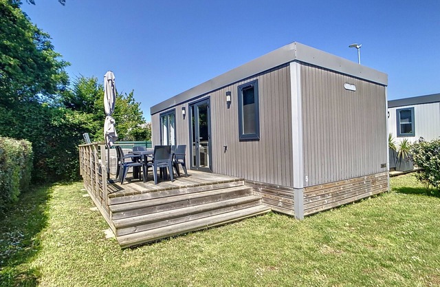 Comfortable Mobile Home, 200m from Beach, 2BR, Pool & Parking Included