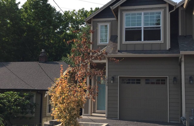 Comfortable. Nearly New. Close to Downtown Portland. Sleeps 4