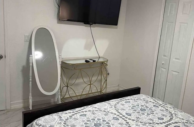 COMFORTABLE ORLANDO PRIVATE STUDIO W/FULL KITCHEN!