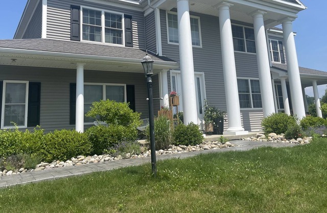 Comfortable Poolside Luxury 21//2 hours from NYC