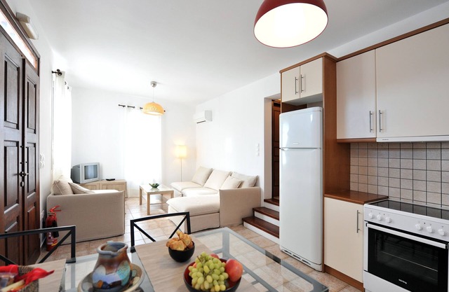 Comfortable, Quiet Home. Mistral Maisonette. Milos, Adamas.