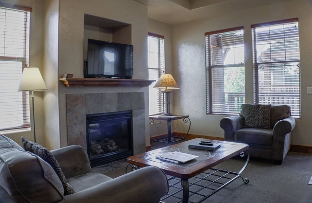 Comfortable Redstone Condo, Short Drive to Ski Lifts! 5459 Hiking Golf Nearby!