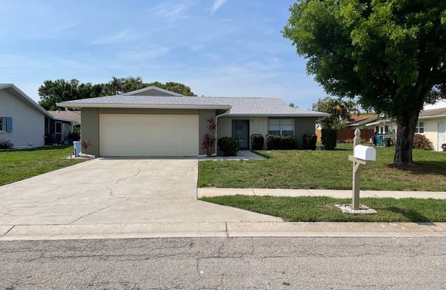 Comfortable Single Family Home with Ample Space in center of SWFL