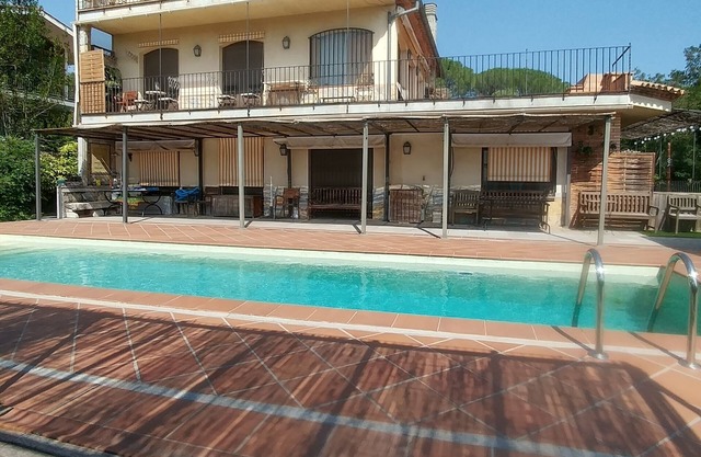 Comfortable sunny house, swimming pool, garden, parking, great views wifi sat