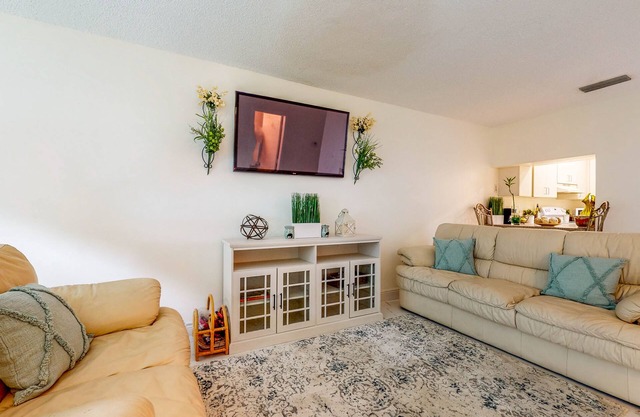 Comfortable Townhouse with Pool Access, Full Kitchen & W/D - Dog-Friendly