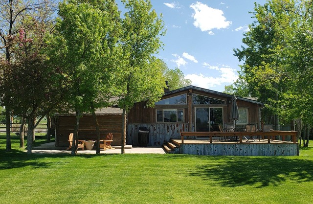 Comfortable Unique Rustic House with all New Amenities and Amazing Fenced Yard.