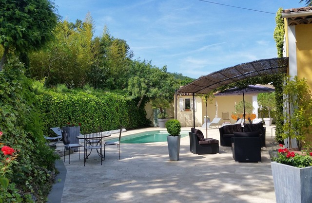 Comfortable villa with private pool and garden, 15 minutes from the sea.