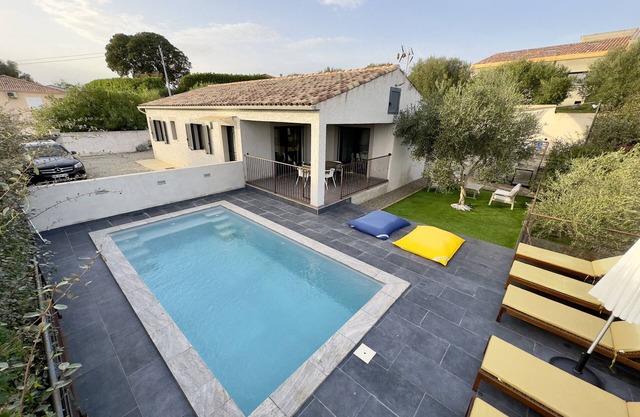 Comfortable villa with heated pool and spa between sea and mountains