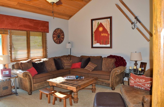 Comfortable, Well-appointed, Top-ranked 4 bedroom Sunburst Condo on Golf Course