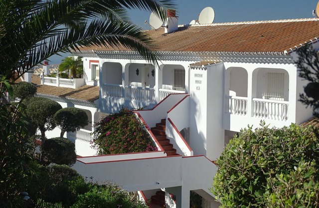 Comfortably furnished 4 Bed Apartment in well-kept garden