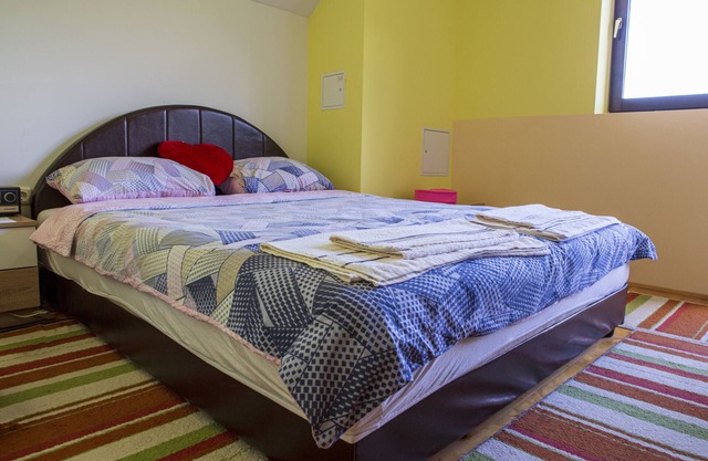 Comfy 2-BR Apt near Tara Bridge