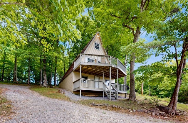 Comfy A-frame cabin with deck, gas grill, Internet, close to marina