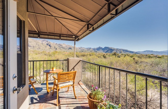 Comfy and Gorgeous Sonoran Mountain View Condo at The Greens