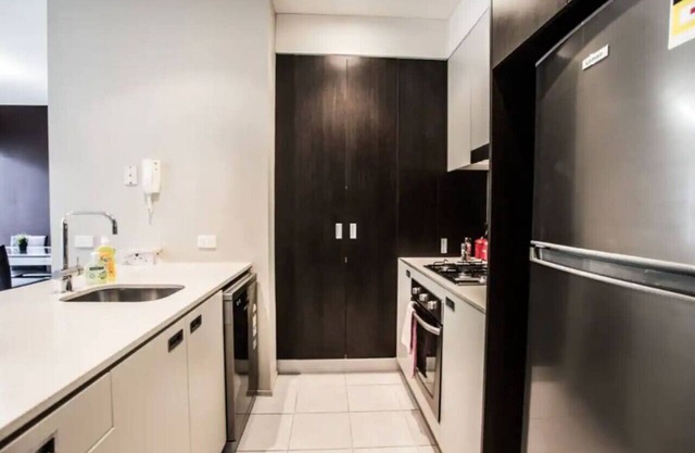 Comfy apartment, next to playground and BBQ area and 3 train stops to the CBD!