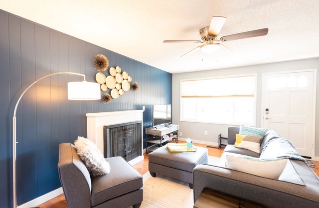 Comfy & Bright 2BR Flat W/Fenced Yard Near Washington Square