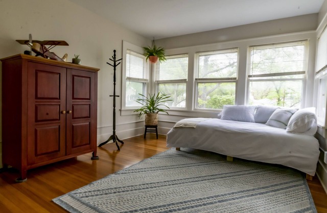 Comfy bungalow in historic College Hill neighborhood, near restaurants and more