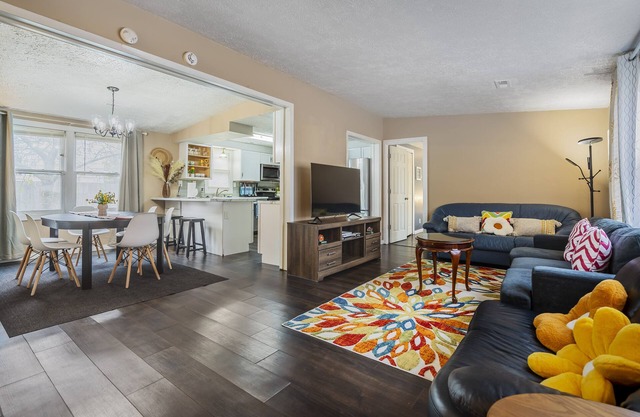 Comfy, Convenient, and Charm 3BR Retreat near BGSU