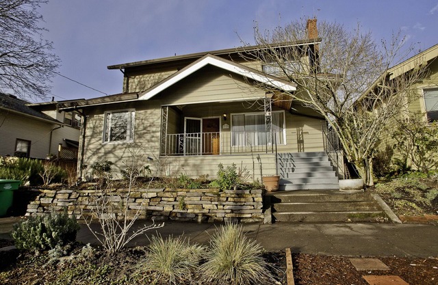 Comfy, Cozy, Central! Welcoming craftsman home near Hawthorne Blvd & Division