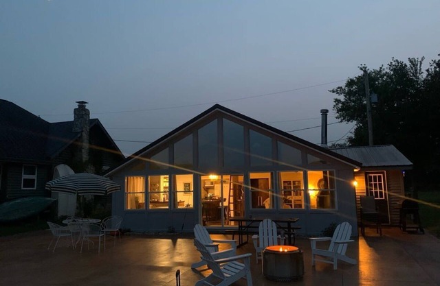 Comfy & Cozy Lakefront Cottage