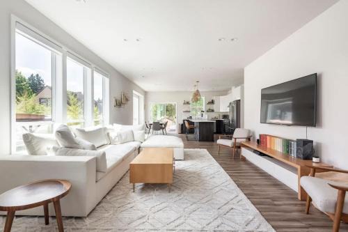 Comfy Family Home, Walkable Neighborhood + Patio!