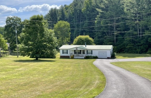 Comfy Getaway w/stream and bridge out back