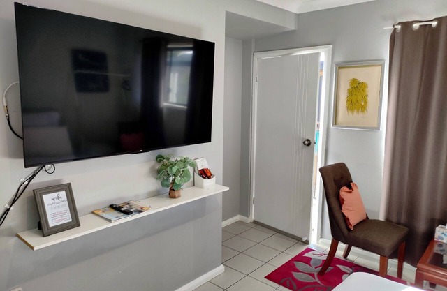 Comfy Ground-floor Ensuite Double Bed Room in welcoming Windsor with WiFi, AC